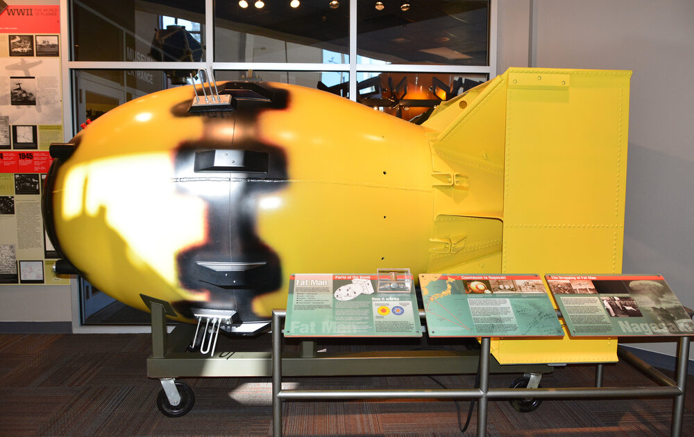 Bomba „Fat Man" — bojowa wersja układu implozyjnego. Pod aerodynamiczną obudową krył się zespół koncentrycznych warstw: inicjator, pit, tamper, boroplastik, aluminiowy pusher i sfera materiałów wybuchowych z 32 soczewkami. Zdjęcie: Wikimedia Commons.jpg)