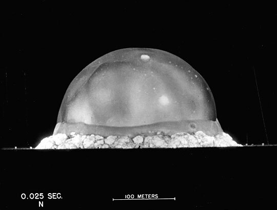 Kula ognista testu Trinity, 25 ms po detonacji. Sukces implozji o sile 20-22 kt udowodnił, że misterny, wielowarstwowy zespół implozyjny działa — otwierając drogę całej rodzinie konstrukcji, od Fat Mana po broń termojądrową. Zdjęcie: Wikimedia Commons