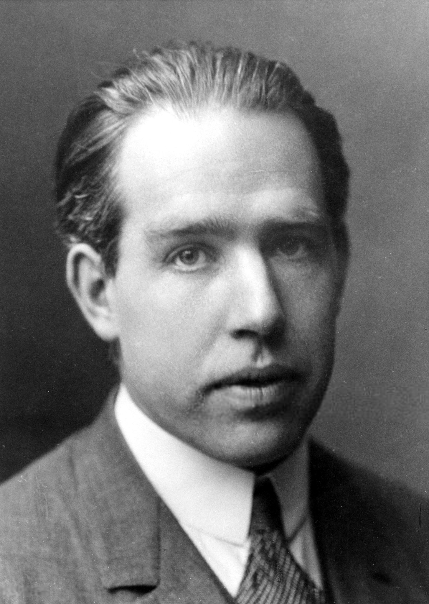 Niels Bohr, który w 1939 r. wyjaśnił teoretycznie, dlaczego U-235, a nie U-238, ulega rozszczepieniu przez neutrony cieplne. Źródło: AB Lagrelius & Westphal / Wikimedia Commons, domena publiczna.