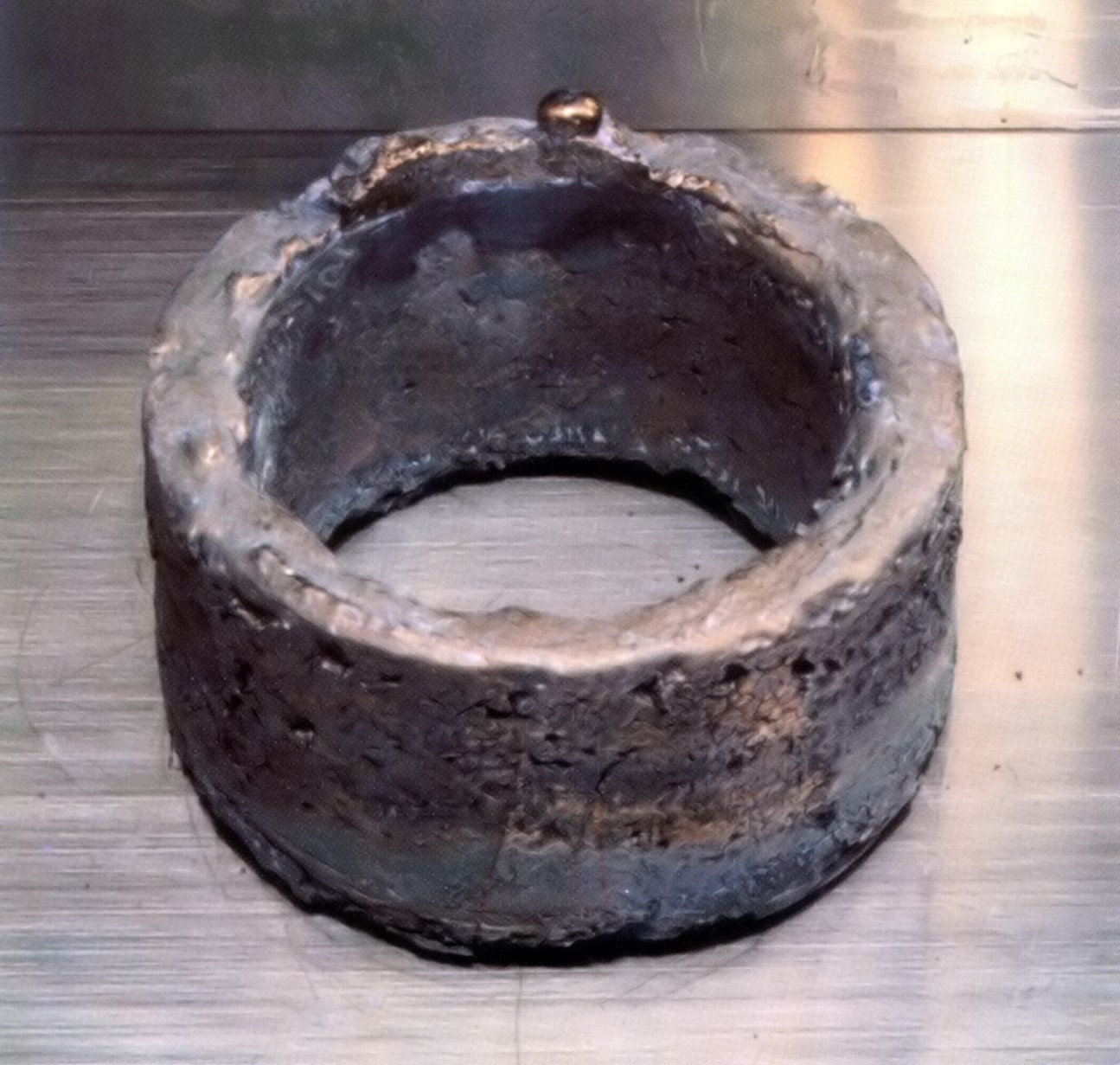 Fotografia pierścieniowej próbki plutonu. Warto podkreślić alotropię i trudność metalurgii. Źródło: Wikimedia Commons, File:Plutonium_ring.jpg.