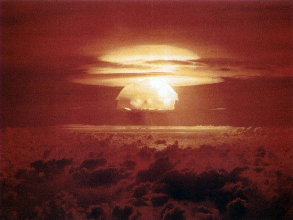 Castle Bravo (1954) — wczesna, wielka konstrukcja Teller-Ulam. Najwcześniejsze układy miały dużą wspólną komorę i znaczną szczelinę standoff; dopiero opanowanie strefy interstage pozwoliło na późniejszą miniaturyzację głowic. Zdjęcie: Wikimedia Commons